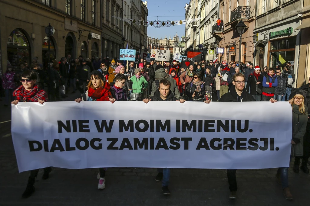 Manifestacja "Nie w moim imieniu. Dialog zamiast agresji" w Krakowie