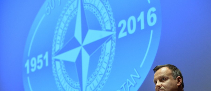 Szczyt NATO w Warszawie musi przynieść odpowiedzi na wyzwania dla bezpieczeństwa, napływające ze Wschodu i Południa - mówił prezydent Andrzej Duda w Akademii Obrony NATO w Rzymie. Apelował o wzmocnienie wschodniej flanki Sojuszu Północnoatlantyckiego.