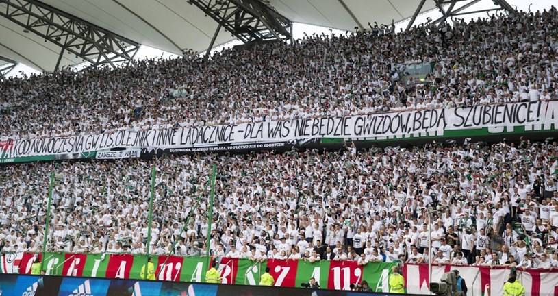 Zarząd TVN S.A. podjął decyzję o zakończeniu wszelkich form współpracy z klubem Legia Warszawa - poinformowano w oświadczeniu. To efekt wywieszenia przez kibiców skandalicznego transparentu podczas meczu piłkarskiej ekstraklasy Legia - Piast (4:0) 8 maja.