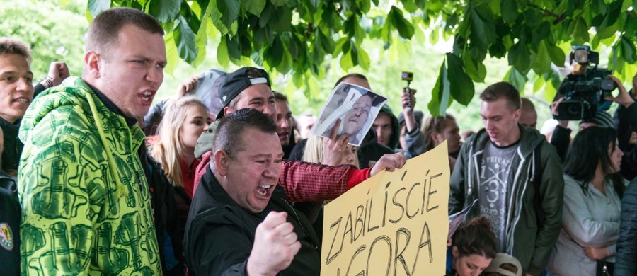 Ponad 200 osób protestowało we wtorek pod komisariatem policji przy ul. Trzemeskiej we Wrocławiu, gdzie w niedzielę zmarł 25-letni mężczyzna. Protestujący zarzucają policji, że jej działania podczas zatrzymania mężczyzny przyczyniły się do jego śmierci. 9 najbardziej agresywnych osób zostało zatrzymanych, a jeden z policjantów został ranny w głowę. 