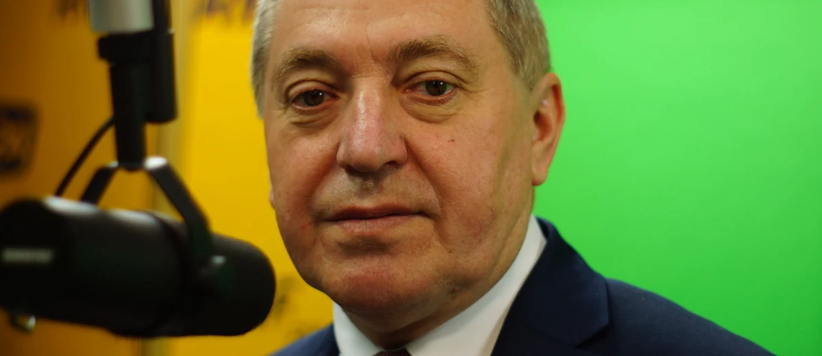 "Decyzja o stawkach podatku od handlu zapadnie w ten lub następny czwartek na Komitecie Stałym Rady Ministrów. Chciałbym opcję progresywną, ale doceniam obawy ministra finansów, że Komisja Europejska może mieć zastrzeżenia i stąd wersja liniowa, która jest bezpieczniejsza" - mówi gość Kontrwywiadu RMF FM, szef Komitetu Stałego Rady Ministrów Henryk Kowalczyk. Obniżenie wieku emerytalnego? "Najpierw prace legislacyjne, a później trzeba dać kilka miesięcy ZUS-owi na wdrożenie nowego systemu. To nie jest tak, że pstryk palcem i tam już zrobią nowy system informatyczny. 2017 rok to może być ten rok, kiedy będzie wprowadzane obniżenie wieku emerytalnego" - mówi gość RMF FM. Dodaje, że 60 i 65 lat to była deklaracja wyborcza PiS i do takiej wersji rząd zmierza. Pytany o wliczanie stażu pracy, Kowalczyk odpowiada, że to nie jest sprawiedliwe kryterium. 