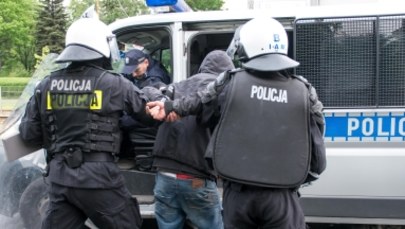 Wrocław: Trwają przesłuchania po zadymie przed komisariatem