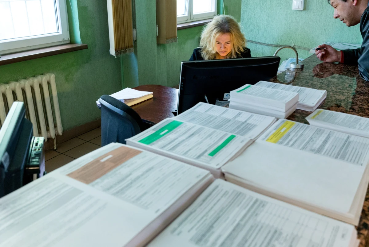 "Deklaracja o podniesieniu kwoty wolnej od podatku zostanie skonsumowana w jednolitym podatku. To, co jest dotychczasowym PIT-em nie będzie do 8 tys. naliczane" - mówi, w odpowiedzi na pytania słuchaczy, gość Kontrwywiadu RMF FM, szef Komitetu Stałego Rady Ministrów Henryk Kowalczyk. Nowy podatek? Minister deklaruje, że mógłby wejść w życie w 2018 roku. Jego zdaniem okazuje się, że najtrudniej jest zmienić system informatyczny, który były przystosowany do zmian. "ZUS np. potrzebuje minimum 9 miesięcy, żeby to zmienić" - dodaje Kowalczyk.