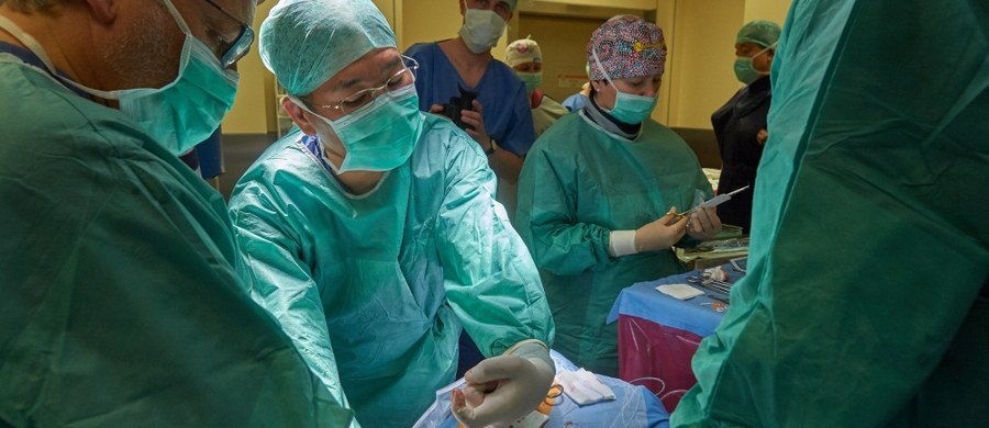 W olsztyńskim szpitalu klinicznym przeprowadzono w środę dwie operacje wszczepienia stymulatorów osobom w śpiączce. Dwie operowane we wtorek pacjentki - w tym córka Ewy Błaszczyk - czują się dobrze. 