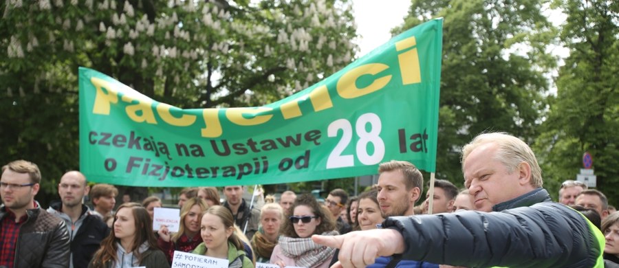 Organizacje zrzeszające fizjoterapeutów manifestowały przed Sejmem przeciwko rozwiązaniom zawartym w projekcie nowelizacji ustawy o ich zawodzie, który przygotowało PiS. Sprzeciw dotyczy m.in. rezygnacji z powołania samorządu zawodowego. 