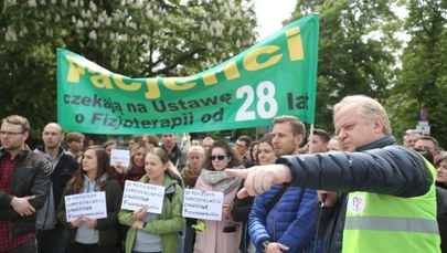 Protest fizjoterapeutów przeciwko projektowi noweli PiS. "Nowelizacja=emigracja"