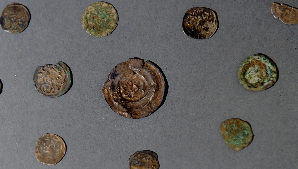 Prawie 200 przedmiotów, a wśród nich brązową i srebrną biżuterię oraz średniowieczne monety wykopali archeolodzy z Mołtowa koło Kołobrzegu. Zaginione po wojnie zbiory Muzeum Narodowego w Szczecinie właśnie wróciły do miejsca, skąd zostały wywiezione w czasie wojny. W sobotę skarb z Mołtowa będzie można obejrzeć w ramach Nocy Muzeów. 