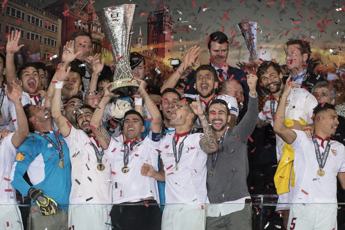 Piłkarze Sevilli pokonali Liverpool 3:1 w finale Ligi Europejskiej w Bazylei i sięgnęli po to trofeum po raz trzeci z rzędu. Cały mecz w barwach hiszpańskiego zespołu rozegrał Grzegorz Krychowiak.