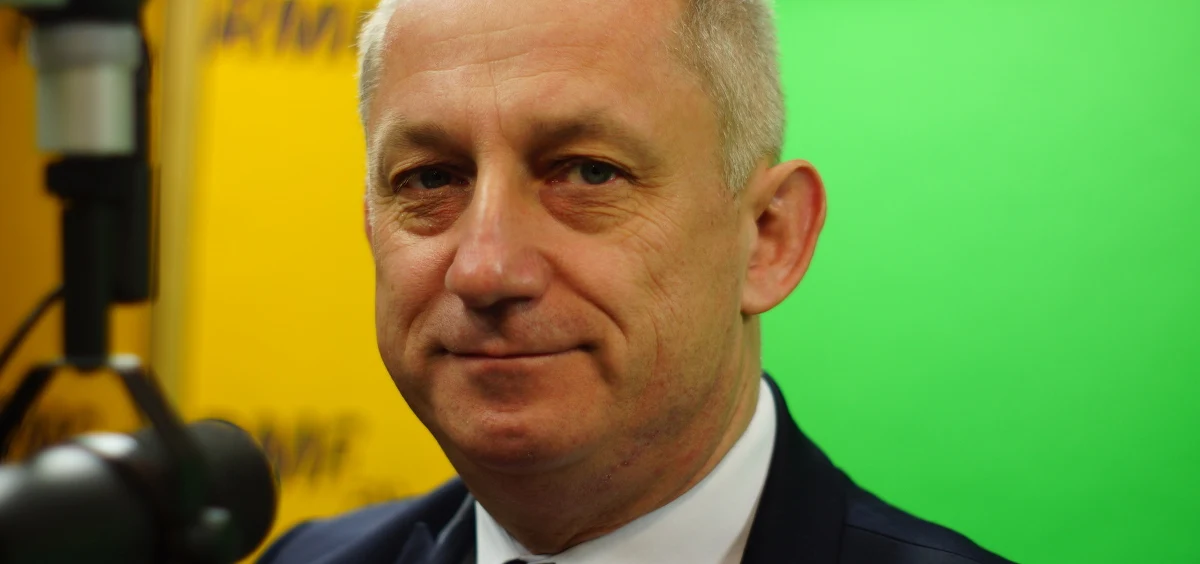 "Spotkanie ws. Trybunału Konstytucyjnego przełożyliśmy na wtorek, bo Komisja Europejska skierowała ultimatum do rządu PiS. Dostali przekaz, że mają opublikować wyrok i zaprzysiąc sędziów. Nie ma powodu, żebyśmy razem z rządem siadali i drapali się po głowie, gdzie ten wyrok TK opublikować" - mówi gość Kontrwywiadu RMF FM, szef klubu PO Sławomir Neumann. Dodaje, że spotkanie przeniesiono na wtorek również dlatego, by Jarosław Kaczyński i Beata Szydło mogli w nim uczestniczyć. "To będzie nowa sytuacja w Polsce. Jestem pesymistą, bo nie zakładam, że rząd zrealizuje zalecenia Komisji Weneckiej do poniedziałku" - uważa gość RMF FM. Zdaniem Neumanna "możemy się za parę miesięcy obudzić, kiedy rząd dalej będzie trwał w wojnie z Trybunałem, a Komisja Europejska zacznie nakładać na Polskę sankcje" i za to "najgorsze rozwiązanie" będzie odpowiedzialny PiS. Platforma jako pierwsza popełniła błąd w sprawie TK? "Sprawa jest naprawiona, cofnęliśmy się. Możemy bić się jeszcze 2 lata w piersi, ale nasz błąd jest już naprawiony i nie można się na niego w nieskończoność powoływać" - uważa polityk.