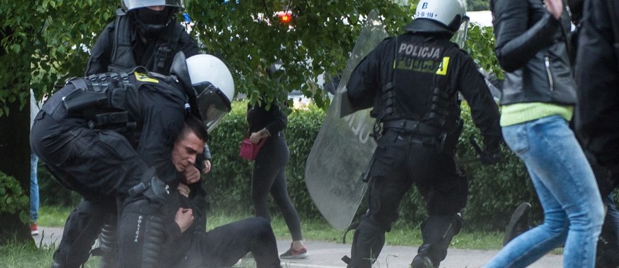 34 osoby, w tym trzy nieletnie, zostały zatrzymane w czasie środowych zamieszek przed komisariatem przy ulicy Trzemeskiej we Wrocławiu. W czasie manifestacji, w której uczestniczyło blisko 200 osób, w stronę policji poleciały kamienie i petardy. Jeden z funkcjonariuszy został zaatakowany gazem. Do starć doszło przed budynkiem, w którym w niedzielę po zatrzymaniu zmarł 25-letni Igor S. W sprawie tego wydarzenia wszczęte zostało śledztwo. Jak dowiedział się reporter RMF FM Bartłomiej Paulus, czterej policjanci, którzy uczestniczyli w zatrzymaniu 25-latka, zostali odsunięci od czynności służbowych.