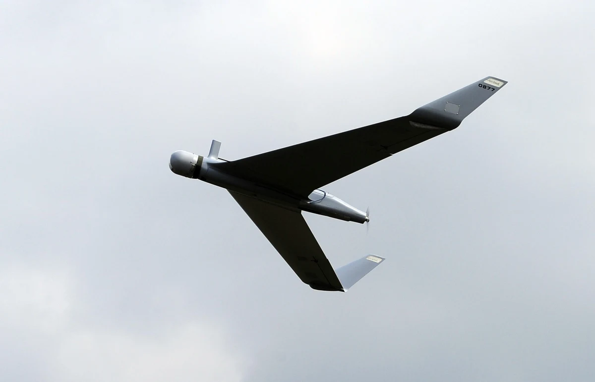 "Drony faktycznie kojarzymy głównie z akcjami wojskowymi, albo z incydentami lotniczymi, ale to fajne zabawka" - mówi gość "Dania do Myślenia" w RMF Classic, droniarz Filip Janerka z KD Aerial Technology. Jaki to koszt? Ekspert tłumaczy, że najtańszy zestaw kosztuje około kilkuset złotych. Profesjonalny zestaw to koszt około 16 tys. złotych. Janerka dodaje, że z roku na rok wymyślane są nowe zastosowania dronów – np. w rolnictwie. "Światowym hitem są teraz wyścigi dronów albo zadania sprawnościowe. Przy wyścigach mamy gogle na oczach, które przenoszą nas do tego drona. Wrażenia są niesamowite" - mówi gość RMF Classic. Jego zdaniem "drony na pewno będą w naszym życiu i już się ich nie pozbędziemy". "Lepiej się na nie nie obrażać, tylko się przyzwyczajać" - uważa ekspert.