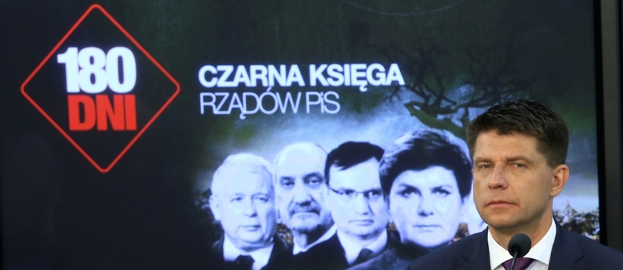 Pół roku rządów PiS to czas chaosu w gospodarce, chaosu prawnego oraz chaosu w polityce zagranicznej - stwierdził podczas konferencji prasowej w Sejmie lider Nowoczesnej Ryszard Petru. Nowoczesna zaprezentowała "Czarną Księgę rządów PiS".