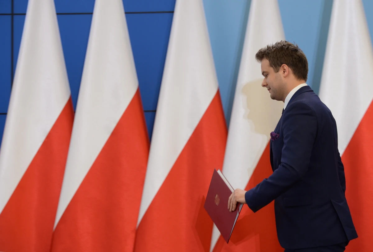 Rząd nie zamierza robić nic przed poniedziałkowym ultimatum Komisji Europejskiej w sprawie kryzysu wokół Trybunału Konstytucyjnego. "Jesteśmy w dialogu z Komisją. Zależy nam na wypracowaniu rozwiązań, które będą satysfakcjonujące dla opozycji i Komisji"  - twierdzi rzecznik rządu Rafał Bochenek. Według niego, poniedziałkowy termin jest "nierealny i nieosiągalny". 