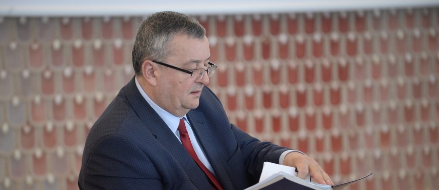 Wprowadzenie Narodowego Programu Mieszkaniowego i wzmocnienie Poczty Polskiej na pozycji operatora narodowego  - zapewnia minister infrastruktury i budownictwa. Adamczyk dodaje, że jego resort przyspieszy realizację projektów kolejowych i drogowych. "Wybudowaliście najdroższe autostrady i drogi ekspresowe w Europie. 1 km budowy autostrad i dróg ekspresowych na koniec 2012 r. kosztował ok. 10 mln euro" - grzmiał z mównicy sejmowej minister. Jak zmniejszyć koszty? Co z opłatą paliwową? Jak wyglądają przygotowania do Światowych Dni Młodzieży? Czy w lipcu autostrada a4 będzie darmowa? W piątek gościem Konrada Piaseckiego w Kontrwywiadzie RMF FM będzie minister infrastruktury i budownictwa Andrzej Adamczyk.  