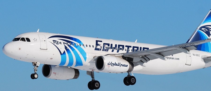 Szczątki znalezione w rejonie, w którym mogła rozbić się maszyna linii EgyptAir, nie pochodzą z samolotu - powiedział ​szef greckiej komisji bezpieczeństwa lotniczego. Zdementował tym samym informacje podawane przez władze Egiptu. Maszyna z 66 osobami na pokładzie zniknęła z radarów w czwartek ok. godziny 2:30. Samolot leciał z Paryża do Kairu. Jak na razie nie wiadomo, co było przyczyną katastrofy Airbusa A320. Jak zaznaczył prezydent Francji Francois Hollande, żadna hipoteza nie może na razie zostać wykluczona. Eksperci skłaniają się jednak ku teorii, że katastrofa była spowodowana atakiem terrorystycznym.
