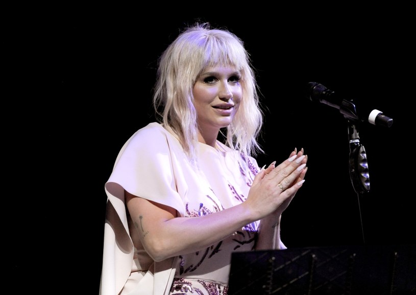 Kesha omal nie została zmuszona do odwołania swojego występu na Billboard Music Awards. Początkowo nie godził się na to szef jej wytwórni Dr. Luke. Jednak krótko po publikacji informacji o zakazie, Kesha ponownie dostała pozwolenie na występ. 