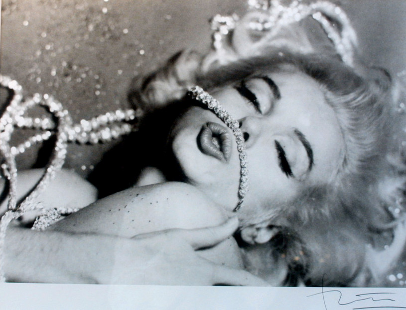 "Nie przeszkadza mi to, że muszę być olśniewająca i pełna erotyzmu, ale wszystko, co się z tym wiąże, może stać się ciężarem" - wyznała przed laty Marilyn Monroe. Była symbolem seksu, choć marzyła, żeby ludzie widzieli w niej coś więcej. W środę, 1 czerwca, obchodzimy 90. rocznicę urodzin gwiazdy kina.