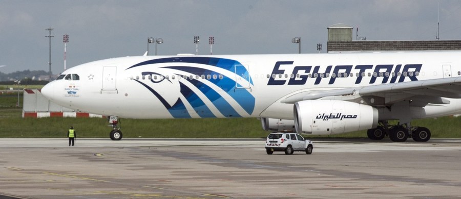 Ok. 290 km na północ od Aleksandrii egipska marynarka wojenna znalazła szczątki zaginionego airbusa linii EgyptAir - poinformowały egipskie źródła wojskowe. Ekipy poszukiwawcze znalazły też w rejonie katastrofy szczątki, część fotela lotniczego oraz walizki.