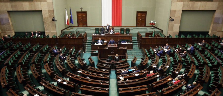 Sejm skierował projektu ustawy o działaniach antyterrorystycznych do komisji administracji i spraw wewnętrznych. Wcześniej posłowie nie zgodzili się na odrzucenie go w pierwszym czytaniu, o co wnioskowały PO i Nowoczesna. 