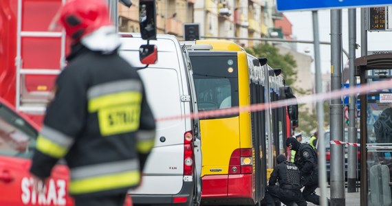 Kierowca, który wczoraj we Wrocławiu wyniósł z autobusu bombę domowej roboty - złamał procedury. Nie zostanie jednak ukarany. Gdyby ładunek wybuchł w autobusie, który był pełen pasażerów, ucierpiałoby wiele osób. W eksplozji została ranna jedna osoba. 