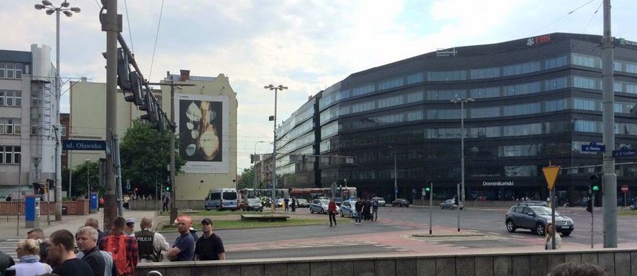 Podejrzany pakunek porzucono na ulicy Oławskiej w centrum Wrocławia. Ostatecznie okazało się, że torba nie zawiera niczego niebezpiecznego. Przez dwie godziny zablokowany był cały Plac Dominikański. 