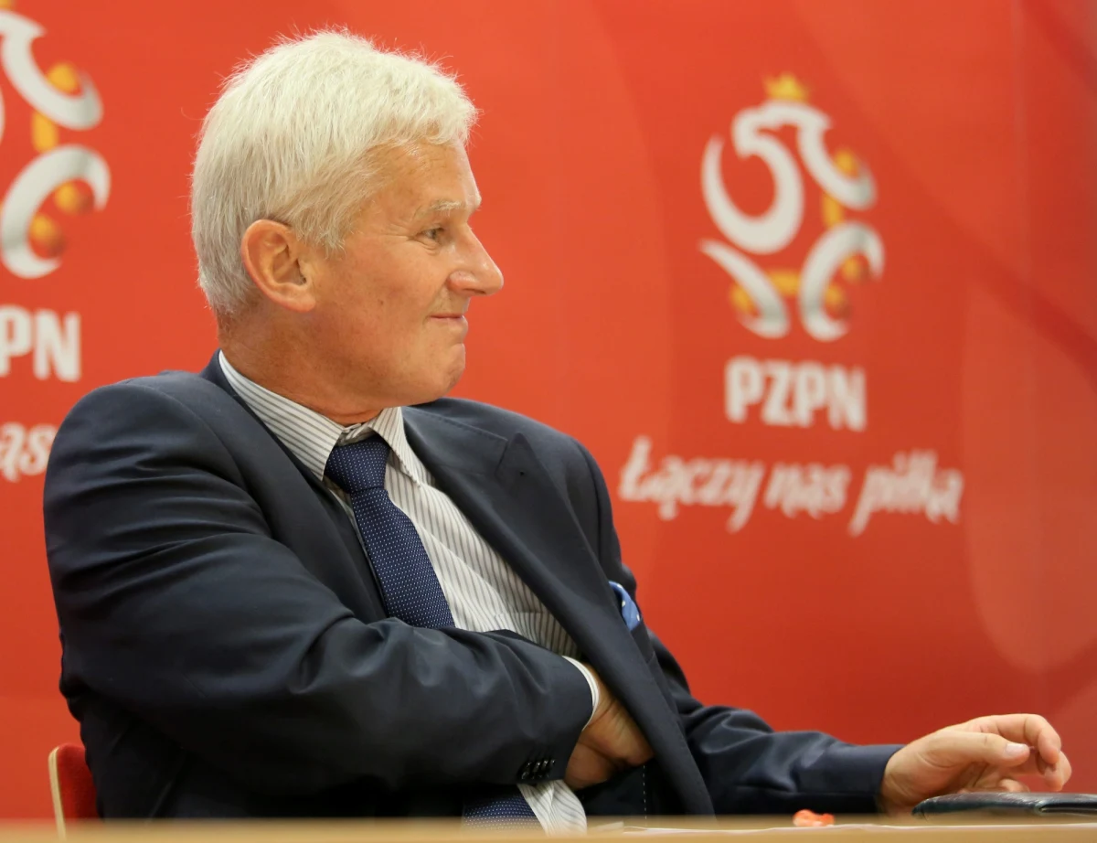 Michał Listkiewicz, były prezes Polskiego Związku Piłki Nożnej (PZPN) i przez wiele lat sędzia międzynarodowy, otrzymał propozycję objęcia stanowiska przewodniczącego komisji sędziowskiej czeskiej federacji piłkarskiej. ​Członek komisji sędziowskiej FIFA, który w karierze sędziował ponad tysiąc meczów, w tym około 150 międzynarodowych, potwierdził że otrzymał taką propozycję.