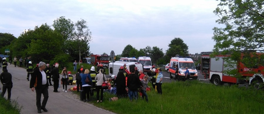 Poważny wypadek w miejscowości Podlipie w województwie małopolskim. Bus zderzył się tam z samochodem osobowym. 