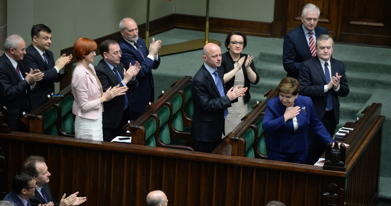 Premier Beata Szydło  odbiera gratulacje od Rady Ministrów i polityków PiS, po swoim wystąieniu w Sejmie