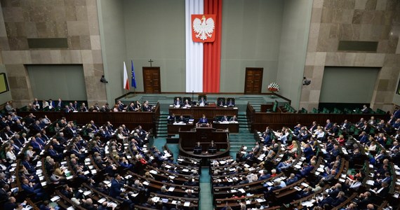 Sejm przegłosował uchwałę, która wzywa rząd do "przeciwstawienie się wszelkim działaniom przeciwko suwerenności państwa". Zgodnie z nią, obowiązkiem rządu jest "obrona interesu narodowego i ładu konstytucyjnego w Rzeczypospolitej". 