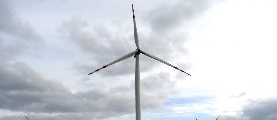 Sejm uchwalił ustawę o inwestycjach dotyczących elektrowni wiatrowych wraz z przepisem, by wiatraki stawiano w odległości od domów nie mniejszej niż 10-krotność wysokości tych instalacji. Za ustawą głosowało 239 posłów, przeciw było 147, wstrzymało się 16. Projekt był autorstwa posłów PiS.