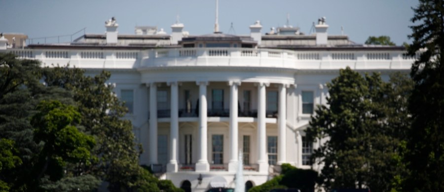 Jedna osoba została postrzelona w pobliżu Białego Domu w centrum Waszyngtonu - podały amerykańskie media. Prezydenta Baracka Obamy nie było wówczas w budynku. Policja poinformowała, że dostęp do Białego Domu został natychmiast zamknięty.