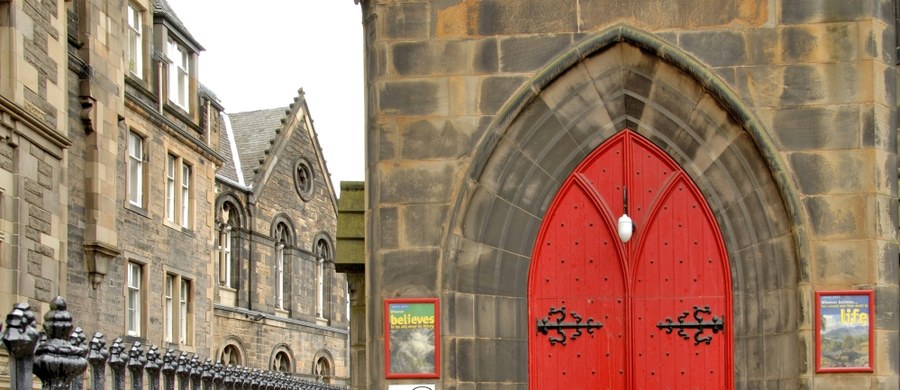 Pastorami i diakonami Kościoła Szkocji będą mogły zostawać osoby w jednopłciowych związkach małżeńskich. Tak zdecydowano na dorocznym synodzie powszechnym tego Kościoła, rozpoczętym w sobotę w Edynburgu.