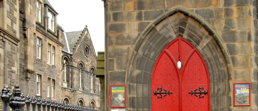 Pastorami i diakonami Kościoła Szkocji będą mogły zostawać osoby w jednopłciowych związkach małżeńskich. Tak zdecydowano na dorocznym synodzie powszechnym tego Kościoła, rozpoczętym w sobotę w Edynburgu.