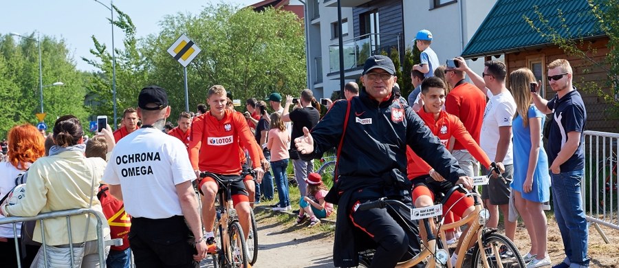 Podczas pierwszego przed mistrzostwami Europy zgrupowania reprezentacji Polski w Juracie piłkarze objadali się rybami, ale w menu zabrakło śledzia po kaszubsku. "Akurat ta potrawa jest ciężkostrawna" – wyjaśnił kucharz kadry Tomasz Leśniak.