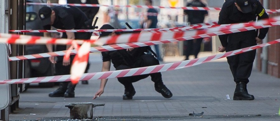 400 dodatkowych policjantów prewencji z innych miast skierowano do Wrocławia, by patrolowali ulice i pilnowali bezpieczeństwa. "Sprawcy czwartkowego ataku bombowego szukają najlepsi policyjni fachowcy z całego kraju. Pomagają im też funkcjonariusze z zagranicy" - mówi komendant główny Jarosław Szymczyk.