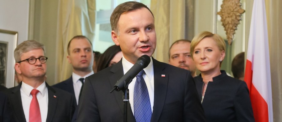 Andrzej Duda dostałby 60 proc. głosów, Bronisław Komorowski 40 proc. Takie byłyby wyniki drugiej tury wyborów prezydenckich, gdyby ponownie odbyła się teraz - wskazuje sondaż TNS Polska dla "wSieci" opublikowany w najnowszym wydaniu tygodnika. 