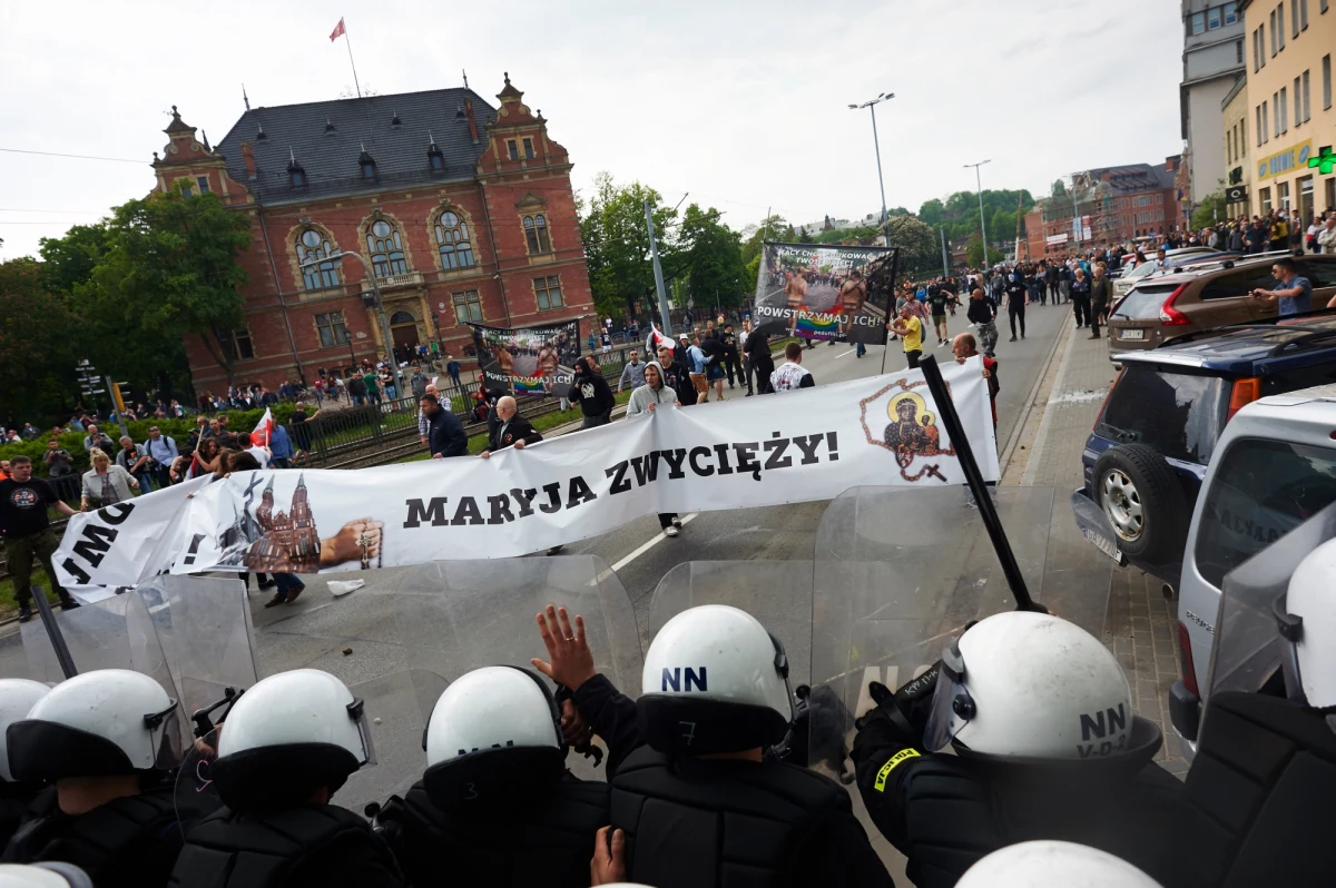 "Policja jest apolityczna. Musi działać zgodnie z przepisami. Nie może być tak, że ktoś jest ponad prawem. Będziemy bronić kolegów" -  to stanowisko związkowców z Komendy Wojewódzkiej Policji w Gdańsku. Zarówno oni, jak i szeregowi funkcjonariusze są oburzeni interwencją z centrali w sprawie zatrzymania córki gdańskiej radnej PiS. 19-latka brała udział w przepychankach z policją podczas sobotniego marszu równości. Szef MSWIA Mariusz Błaszczak skrytykował sposób jej zatrzymania i zlecił kontrolę w policji.