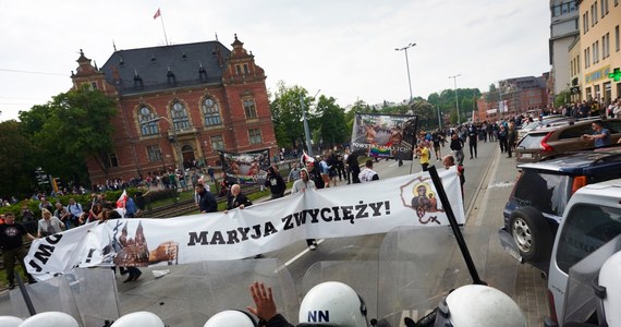 "Policja jest apolityczna. Musi działać zgodnie z przepisami. Nie może być tak, że ktoś jest ponad prawem. Będziemy bronić kolegów" -  to stanowisko związkowców z Komendy Wojewódzkiej Policji w Gdańsku. Zarówno oni, jak i szeregowi funkcjonariusze są oburzeni interwencją z centrali w sprawie zatrzymania córki gdańskiej radnej PiS. 19-latka brała udział w przepychankach z policją podczas sobotniego marszu równości. Szef MSWIA Mariusz Błaszczak skrytykował sposób jej zatrzymania i zlecił kontrolę w policji.