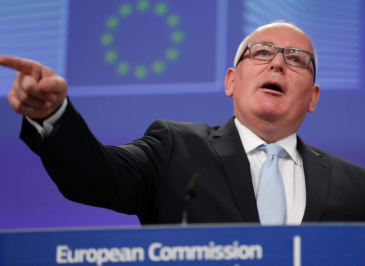 Rzecznik Komisji Europejskiej oficjalnie przyznał, że trwają "konstruktywne rozmowy" z polskim rządem ws. rozwiązania kryzysu wokół Trybunału Konstytucyjnego. "Mamy nadzieję na znalezienie rozwiązania" - poinformował Margaritis Schinas. Tym samym, potwierdziły się wcześniejsze doniesienia korespondentki RMF FM w Brukseli o toczących się od piątku rozmowach z rządem w Warszawie. 