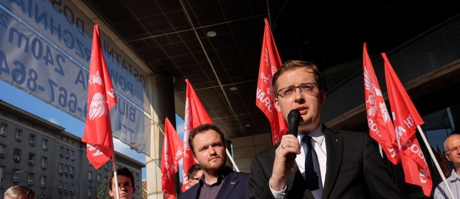 Przeciw "ingerencji Komisji Europejskiej w wewnętrzne sprawy Polski" pikietowali w poniedziałek przed siedzibą przedstawicielstwa Komisji Europejskiej członkowie Ruchu Narodowego. Zapowiedzieli też zbiórkę podpisów pod apelem do marszałka Sejmu o usunięcie z budynku parlamentu flagi Unii Europejskiej.