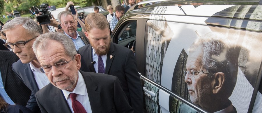 Nowy prezydent Austrii Alexander Van der Bellen zaapelował do obywateli w pierwszym publicznym wystąpieniu po ogłoszeniu wyników wyborów, by nie wyolbrzymiali podziałów, ujawnionych w kraju podczas kampanii wyborczej. Część tych podziałów istniała już od dawna, tyle że nie przyglądaliśmy się im z należytą uwagą - zauważył polityk. Jego zdaniem mieszkańcy Austrii powinni obecnie poświęcić więcej uwagi "polityzacji, a nie polaryzacji".