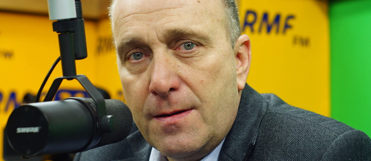 "Spotkanie premier Szydło z Timmermansem nie jest alternatywne w stosunku do naszego. To chyba dobrze. Jeżeli spotkania organizowane przez opozycję miałyby przysłużyć się sprawie rozwiązania sporu wokół TK i zmiany zdania przez Kaczyńskiego i Szydło, to jestem w stanie robić to codziennie" - mówi gość Kontrwywiadu RMF FM, szef PO Grzegorz Schetyna. "Jeżeli przełom ma nastąpić, to uważam, że nastąpi dzisiaj. Dzisiejszy dzień jest krytyczny" - dodaje polityk. Jego zdaniem "jeśli PiS nadal będzie chciał udowadniać Komisji Europejskiej, że ma rację, że on tutaj będzie rządził, to jest droga donikąd". Schetyna uważa, że prezes PiS wie, że "jeśli jeszcze bardziej będzie eskalował konflikt, to skończy się źle i dla niego i dla rządu". Polityk dodaje, że KE wie co robi, a jej postawa jest zgodna z ustaleniami Komisji Weneckiej, "z tym, że łamane jest prawo i konstytucja w Polsce". "Komisja wie, że jeżeli pozwoli sobie, żeby w dużym kraju tak spektakularnie łamane było prawo, to inne kraje mogą to naśladować. Stąd zdecydowana, bardzo twarda polityka Komisji" - mówi szef Platformy. Pytany o to, co PO zaproponuje PiS-owi odpowiada, że "wejście na ścieżkę wychodzenia z kryzysu konstytucyjnego". 