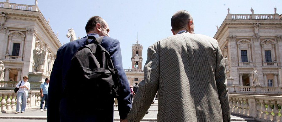 Premier australijskiego stanu Wiktoria Daniel Andrews przedstawił oficjalne przeprosiny za dawne przepisy, na mocy których homoseksualistów karano więzieniem. To pierwsze oficjalne przeprosiny tego typu.