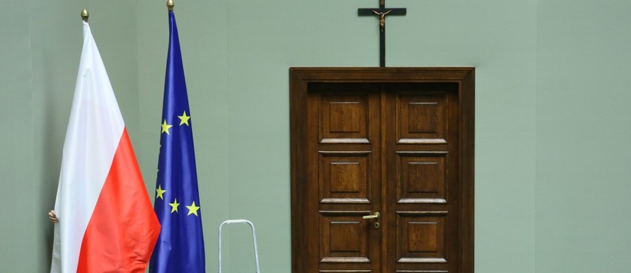 Ruch Narodowy przygotował petycję do marszałka Sejmu ws. usunięcia flagi UE z sali posiedzeń izby. Działacz Ruchu, niezrzeszony poseł Robert Winnicki uważa, że trzeba skończyć z "propagandowym, symbolicznym euroentuzjazmem".
