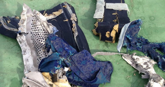 Szef egipskiego zespołu medycyny sądowej Heszam Abdelhamid zdementował wcześniejsze doniesienia, jakoby małe rozmiary ludzkich szczątków wydobytych do tej pory na miejscu katastrofy samolotu EgyptAir wskazywały, że na pokładzie mogło dojść do wybuchu. "Wszystko, co do tej pory opublikowano w tej sprawie, jest całkowicie fałszywe, a ostatnie doniesienia nie pochodziły od władz zajmujących się medycyną sądową" - podkreślił Abdelhamid, cytowany przez agencję prasową MENA.