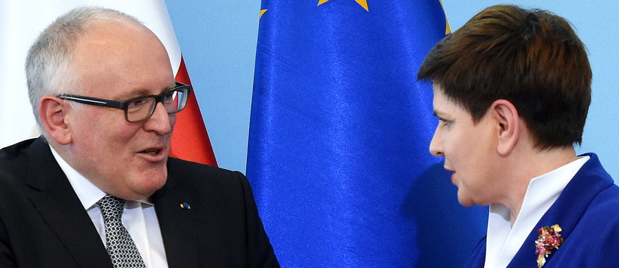 Wiele słów o dobrej współpracy i kompromisie, niewiele konkretów - tak można podsumować oświadczenia, jakie po ponad półtoragodzinnej rozmowie nt. kryzysu wokół Trybunału Konstytucyjnego wygłosili premier Beata Szydło i wiceprzewodniczący Komisji Europejskiej Frans Timmermans. Oboje zgodzili się, że rozwiązanie konfliktu można wypracować tylko w Polsce.