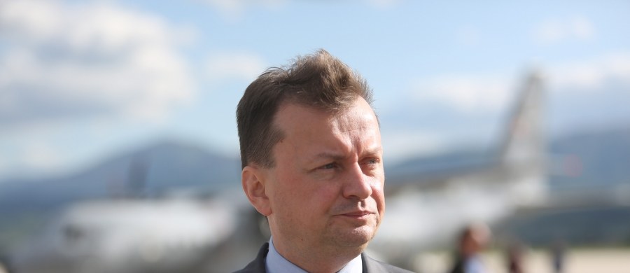 Wiceprzewodniczący Komisji Europejskiej przylatuje do Polski na spotkanie z premier. Tematem rozwiązanie sporu wokół Trybunału Konstytucyjnego. "Odbyliśmy dobrą, konstruktywną rozmowę. Polski rząd zaproponował rozwiązania, które mogłyby być przyjęte przez Sejm, aby spór wokół TK został zażegnany " - mówiła po spotkaniu Bata Szydło. Jakie rozwiązania miała na myśli? Zdaniem Fransa Timmermansa rozwiązanie tego sporu można wypracować tylko w Polsce. Co zrobi rząd? Czy szef MSWiA jest zadowolony z działań podległej mu policji? Protesty przed komisariatem we Wrocławiu, gdzie zmarł 25-latek. Jak twierdzi jego ojciec, pobity przez funkcjonariuszy na śmierć. W Gdańsku policja obezwładnia córkę radnej PiS, minister spraw wewnętrznych mówi, że to nieakceptowalne. Czy będą wyciągnięte jakieś konsekwencje? W środę gościem Konrada Piaseckiego w Kontrwywiadzie RMF FM będzie szef MSWiA Mariusz Błaszczak. 