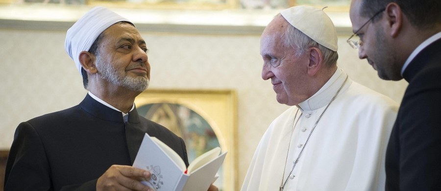 Islam nie ma nic wspólnego z terroryzmem - powiedział watykańskim mediom wielki imam uniwersytetu Al-Azhar w Kairze Ahmed al-Tajeb. "Ten kto zabija opacznie zrozumiał teksty islamu; umyślnie bądź z powodu niedbałości" - dodał.