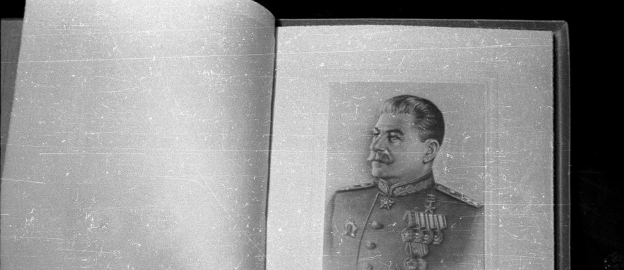 Rosyjski poeta i prozaik Siergiej Gandlewski został zatrzymany przez policję w Moskwie na stacji metra Łubianka, po tym jak zerwał ze ściany portret Stalina. Mężczyznę wypuszczono po paru godzinach bez żadnych wyjaśnień - poinformował portal Newsru.com.