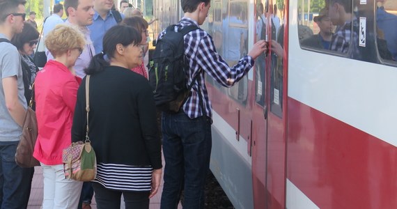 Mieszkańcy Wieliczki narzekają na zatłoczone pociągi dowożące ich do Krakowa. Według informacji, które dostajemy od naszych słuchaczy i czytelników, podróż do stolicy Małopolski o poranku nie należy do przyjemnych. Pasażerowie twierdzą, że Koleje Małopolskie często podstawiają zbyt krótkie składy, przez co podróżni tłoczą się na korytarzach i jadą w ścisku do samego Krakowa.